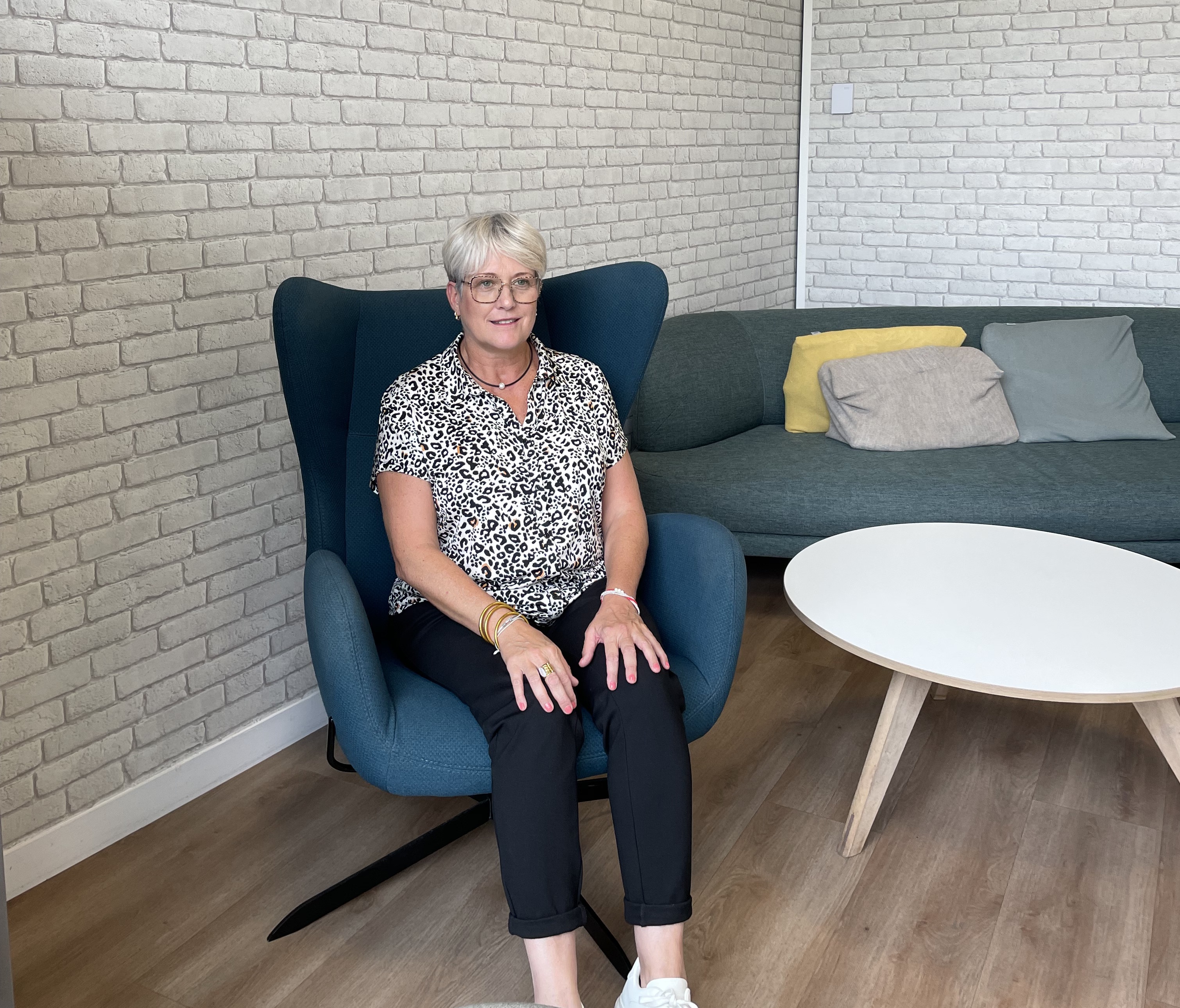 Paysage naturel apaisant avec des montagnes et de la végétation pour illustrer la philosophie de la sophrologie